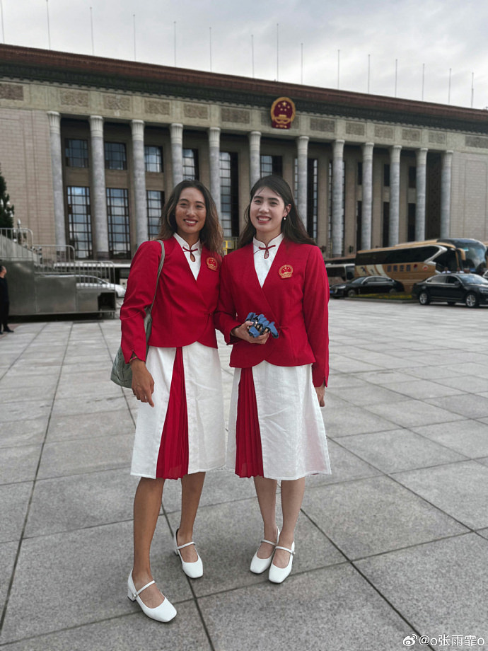 郑钦文被习主席叫出名字“很开心”，李雯雯获赞“女霸王”（视频/组图） - 4