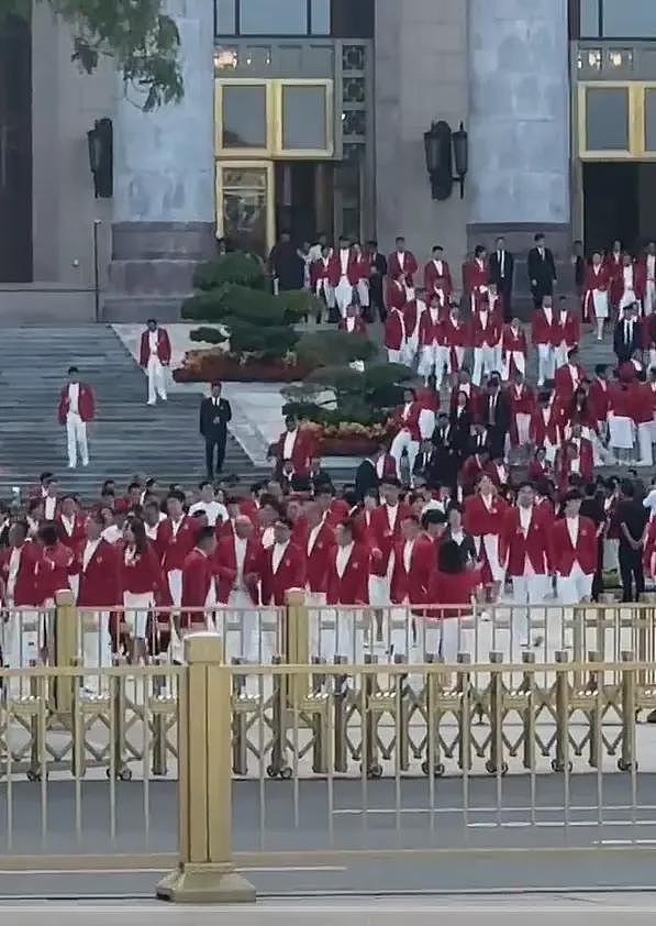 表彰大会结束后：马龙陈若琳张雨霏一起聚餐，王楚钦喝得脸通红（组图） - 8