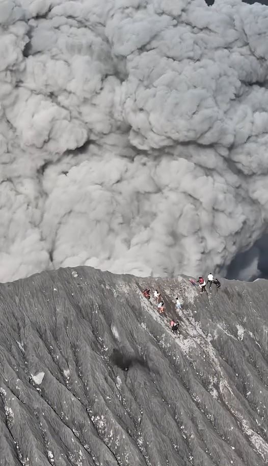 印尼火山突喷发烟灰直冲2400米！逾十登顶客惊恐逃生画面曝（视频/组图） - 1