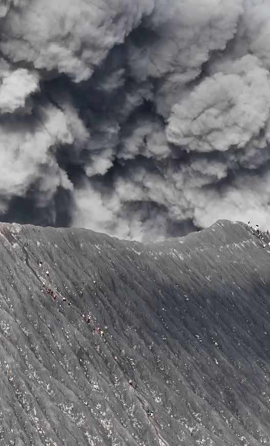 印尼火山突喷发烟灰直冲2400米！逾十登顶客惊恐逃生画面曝（视频/组图） - 5