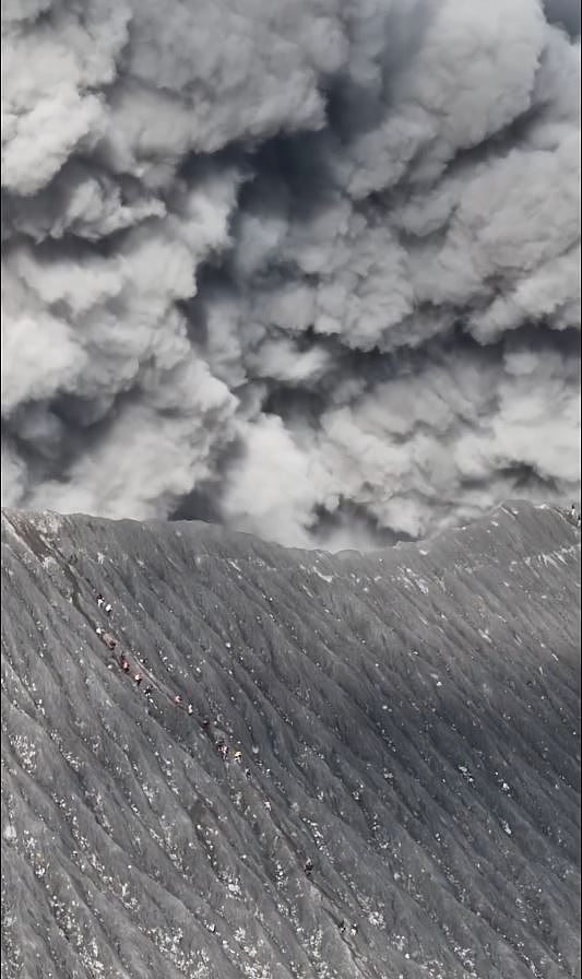 印尼火山突喷发烟灰直冲2400米！逾十登顶客惊恐逃生画面曝（视频/组图） - 3