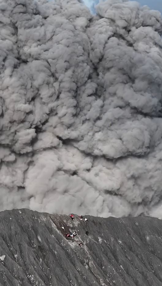 印尼火山突喷发烟灰直冲2400米！逾十登顶客惊恐逃生画面曝（视频/组图） - 2