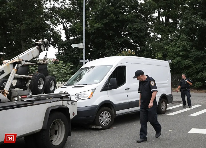 华人老板家深夜遭三歹徒抢劫，8人被扣为人质，华女逃离现场报警！华男披床单接受调查...（组图） - 11