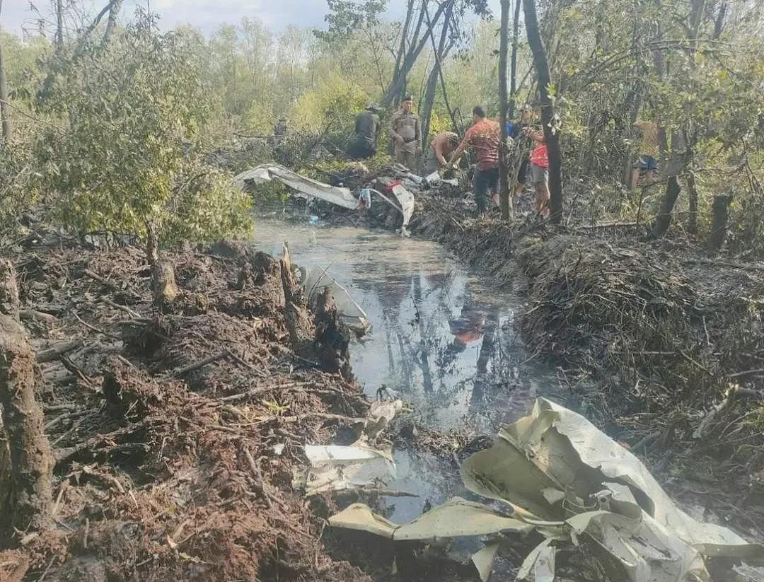 全员死亡！飞机空中爆炸，残肢陷泥沼，遍地碎片！5名中国人遇难...（视频/组图） - 10