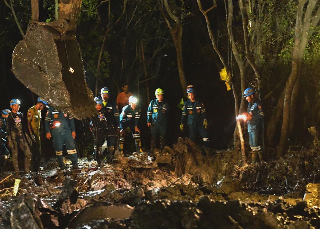 全员死亡！飞机空中爆炸，残肢陷泥沼，遍地碎片！5名中国人遇难...（视频/组图） - 15