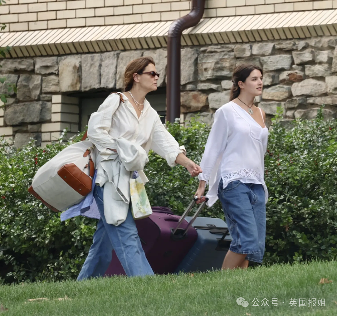 阿汤哥女儿大学报到！恋情曝光被拍到热吻，抛弃父姓迈入人生新篇章，网友：小萌娃变大美女（组图） - 1