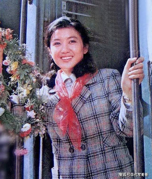 央视“第一美女”：事业巅峰赴港生子，两婚两离，如今过得咋样？（组图） - 1