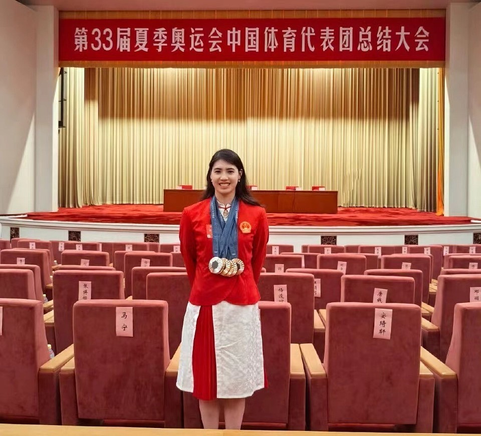 人民大会堂这一天，被珠圆玉润的张雨霏惊艳，皮肤白皙气质迷人（组图） - 19