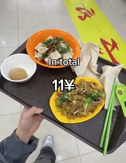 老外留学生在中国食堂干饭爆火出圈，网友震撼：2刀能买3个菜，天堂啊！（组图） - 4