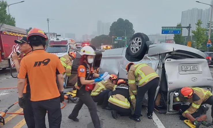 14人伤亡！澳今晨惨烈车祸，司机失控连捅4人...UC为控赤字出狠招？深陷财政危机，课程工作或不保？（组图） - 2