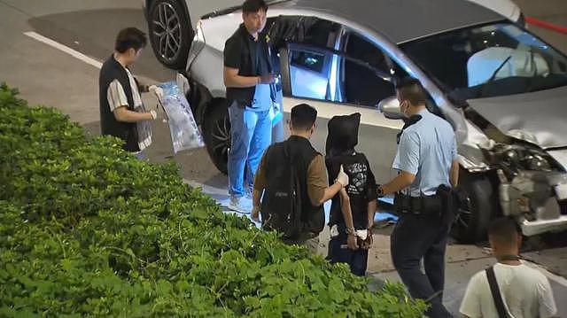 毒贩遇检强闯，香港警察拔枪！有警员被卷入车底（组图） - 3