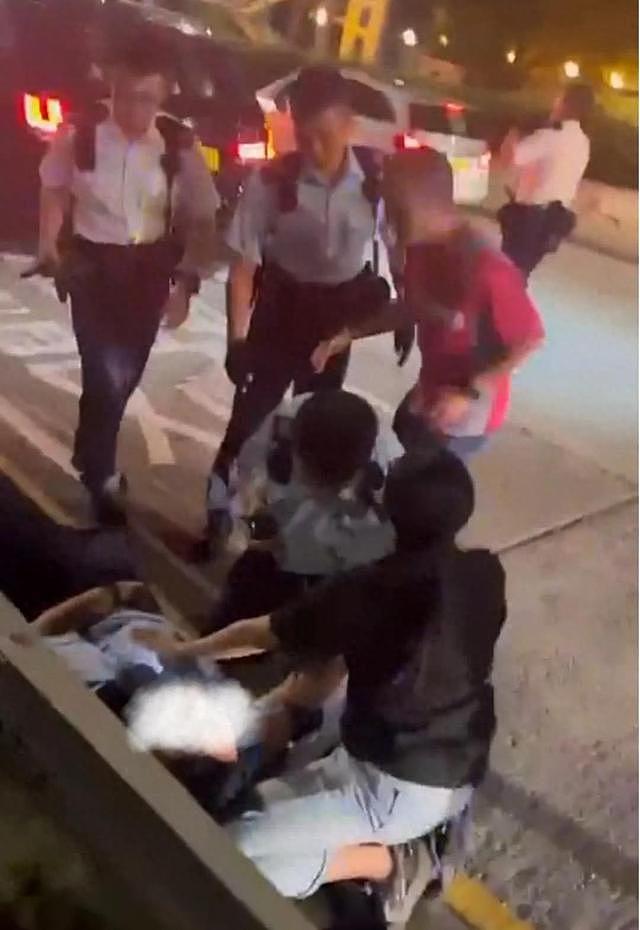 毒贩遇检强闯，香港警察拔枪！有警员被卷入车底（组图） - 1