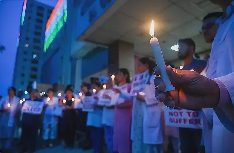 震惊！央视女记者印度直播惊险一刻，被男人团团围住，细思极恐（组图） - 1