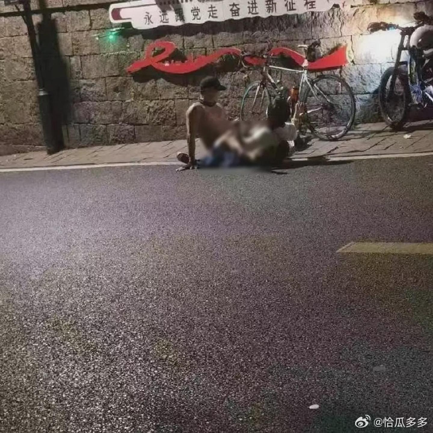 中国“正妹骑行媛”陪骑自行车骑到地上，“乘人肉坐骑”吓傻车友（组图） - 1