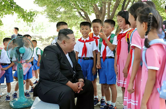 金正恩笑呵呵走进校园，小学生的表情说明了一切（组图） - 8