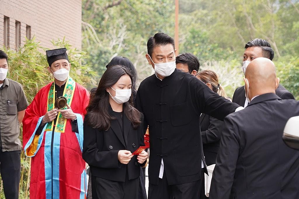 刘德华与12岁女儿西环茶餐厅遭偶遇，天王爱女心切甘愿守女厕门口（组图） - 2