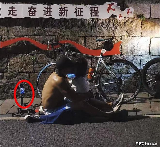 杭州一对男女当众亲热交合画面流出，身份被扒，一细节暗藏真相（组图） - 5