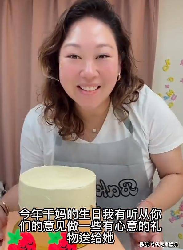 何超琼手拿“老虎”迎接62岁，干女儿陪她庆生，琼姐好开心呀（组图） - 9