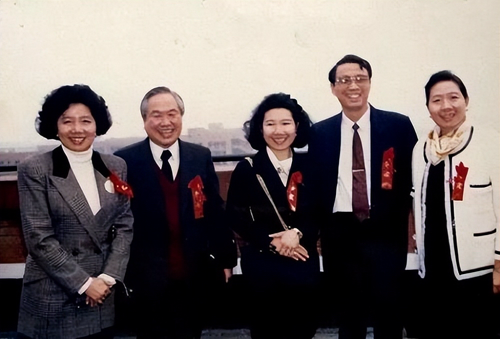 软饭男一夜暴富！娶顶级富婆出人头地，获上万房产继承千亿帝国，今正式退休到处享乐？（组图） - 25