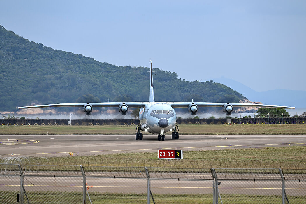 中国军机首次侵入日本领空，自卫队战斗机发出警告（图） - 1