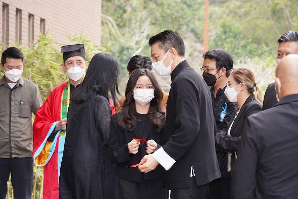 刘德华与12岁女儿西环茶餐厅遭偶遇，天王爱女心切甘愿守女厕门口（组图） - 4