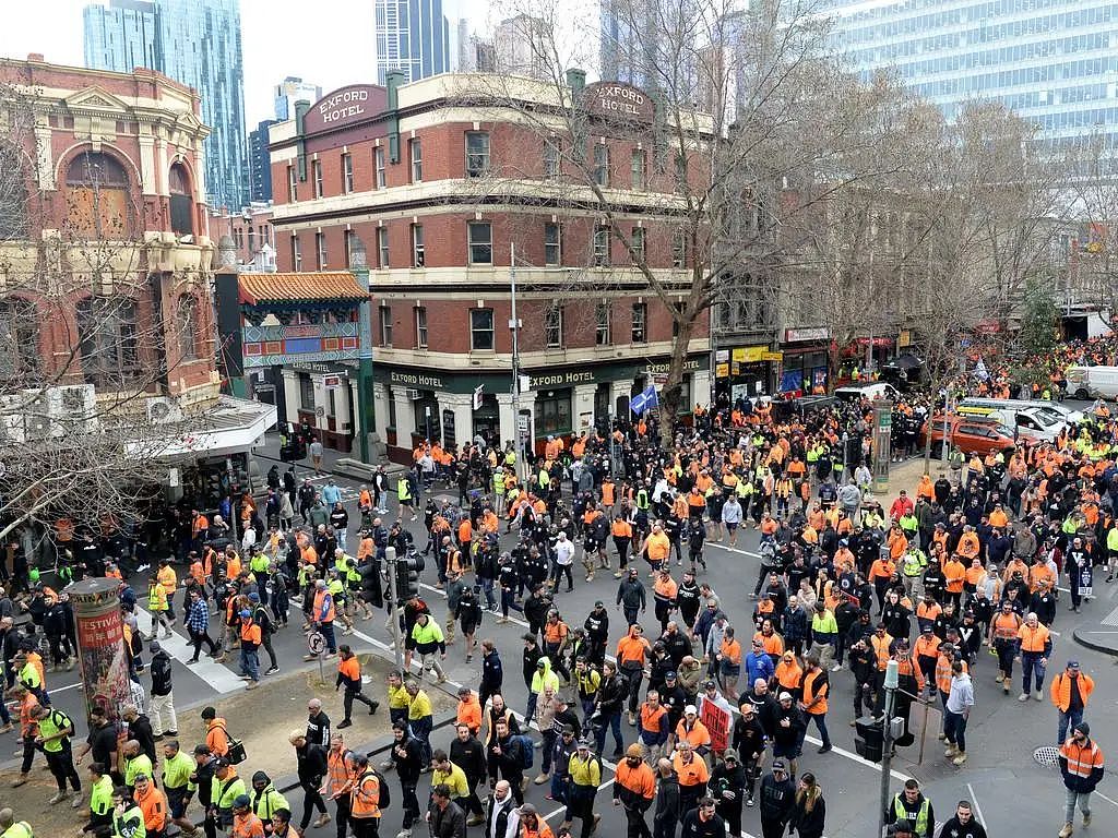 澳洲完了？全澳上万人攻占CBD！停工停产，大骂政府...堪培拉新游乐场震撼来袭，但还是不少人吐槽？（组图） - 6