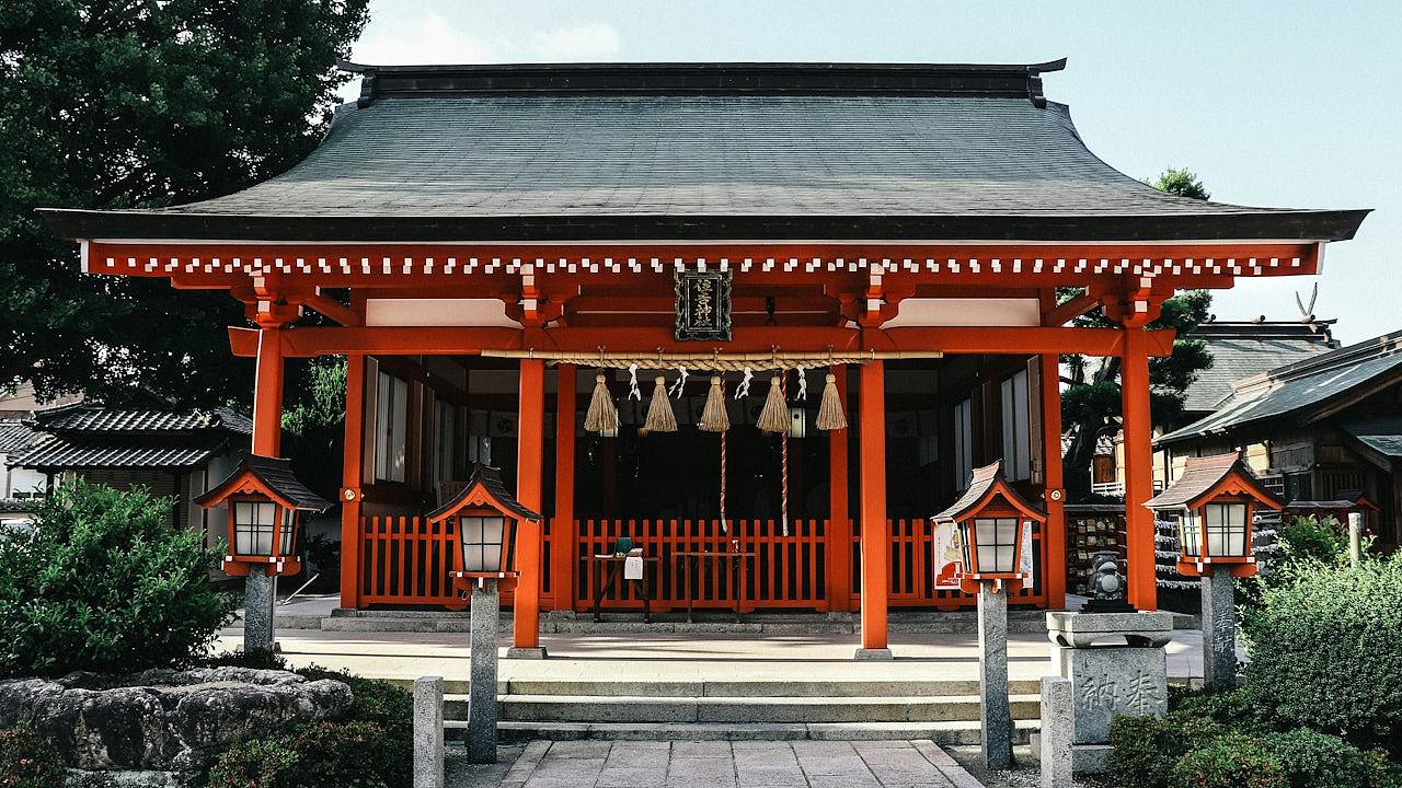 神社活春宫：40岁女子于参拜场所激战外籍游客，民众见状吓坏（组图） - 1