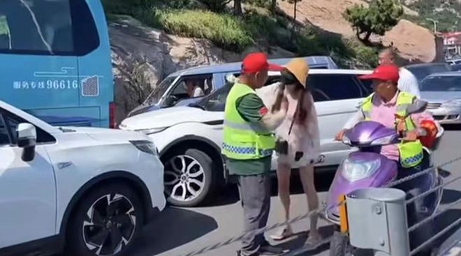 “打你怎么了？不怕报警” 青岛路虎女逆行插队，殴打退伍军人，引全网热议！社交账号曝光，身份成谜（视频/组图） - 2