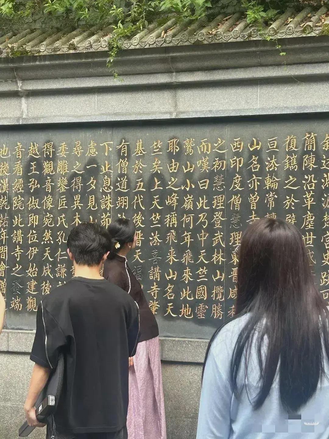 张纪中老婆杜星霖现身寺庙被偶遇，肚子超大快生产，张纪中未跟随（组图） - 3