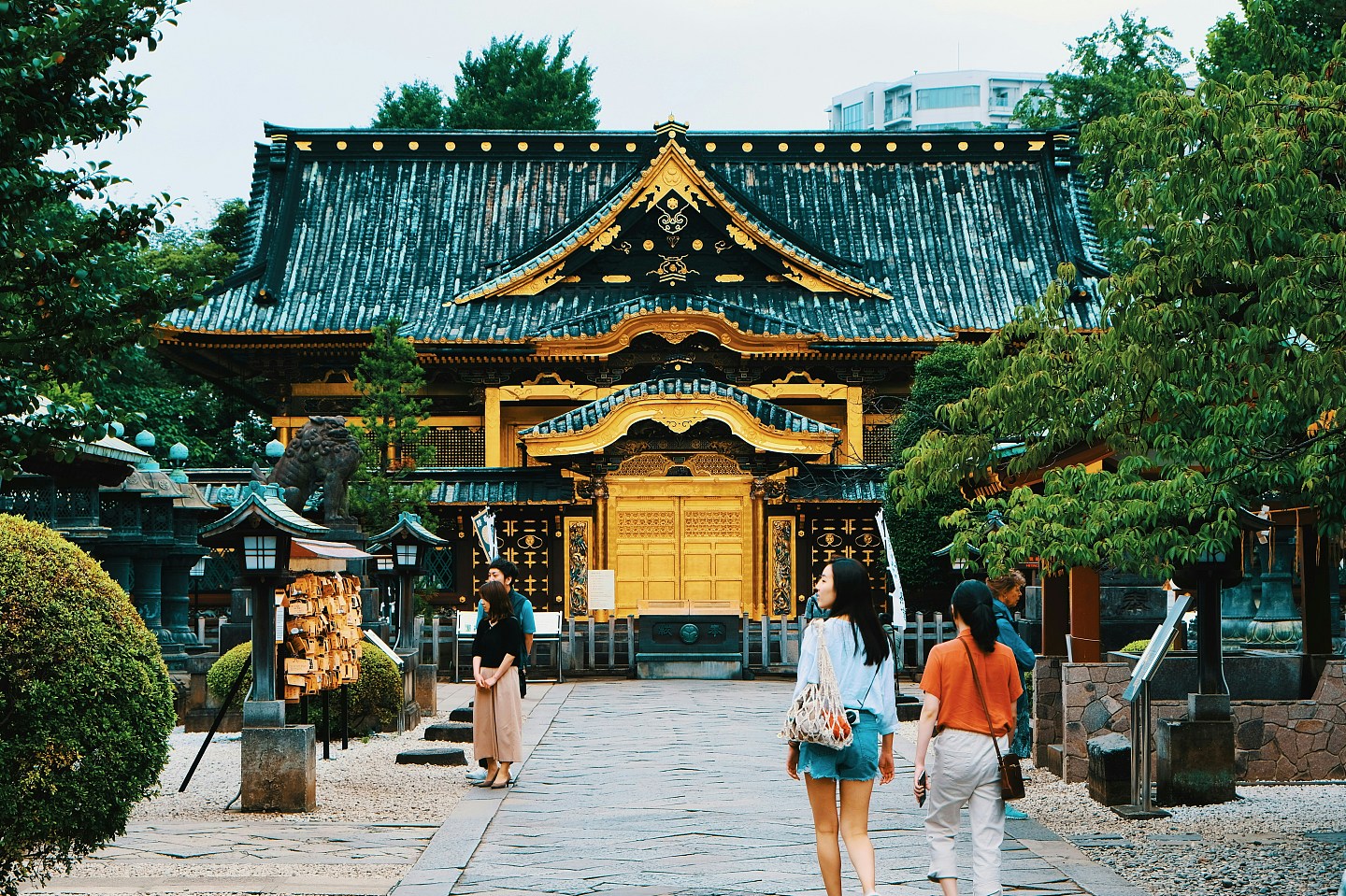 神社活春宫：40岁女子于参拜场所激战外籍游客，民众见状吓坏（组图） - 2