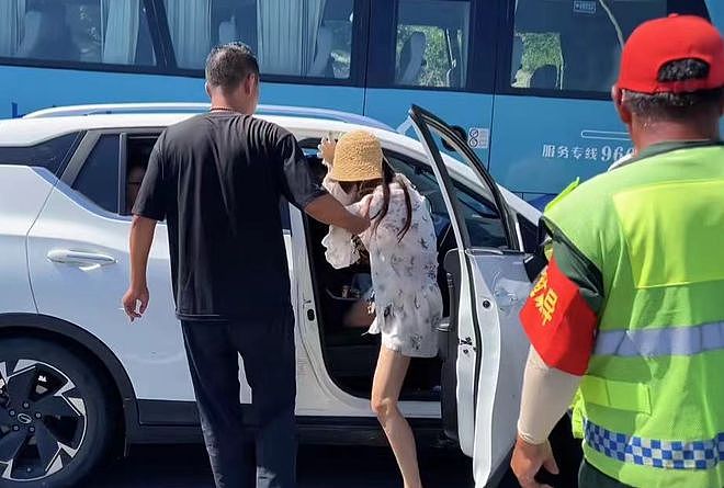 “打你怎么了？不怕报警” 青岛路虎女逆行插队，殴打退伍军人，引全网热议！社交账号曝光，身份成谜（视频/组图） - 5