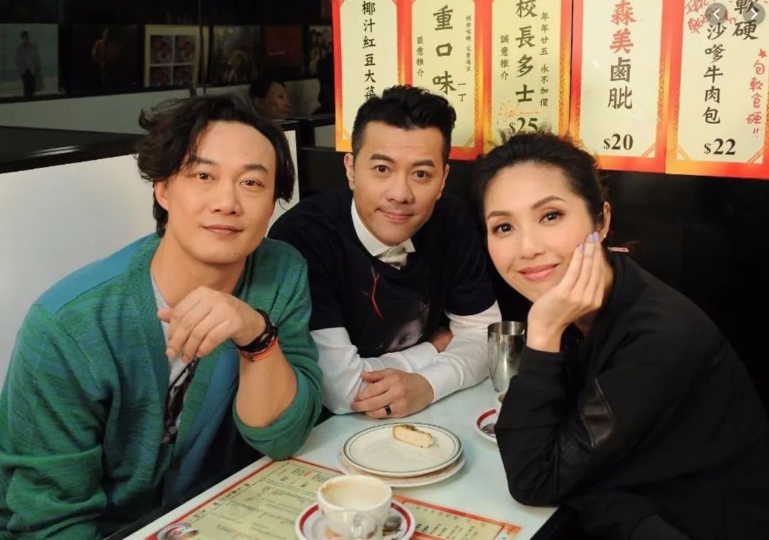 TVB男神无法生子！为救癌妻下乡商演，恩爱27年终于结婚！今变大小眼颜值崩坏（组图） - 17