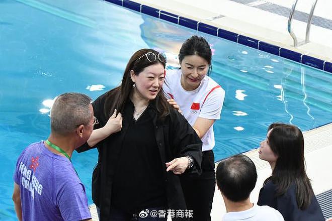 伏明霞一家现身，仨子女正面曝光颜值高，与晶晶婵妹历史性同框（组图） - 6