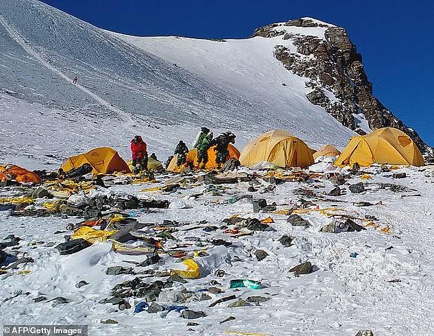 震撼！珠峰恶臭四溢已变成'屎山'，官方：所有人必须亲自把自己的便便带下山（组图） - 13