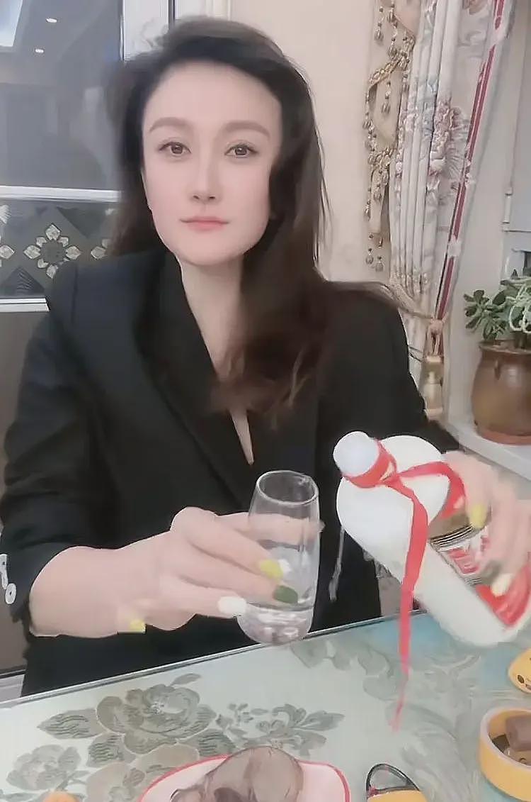 路虎女真实身份曝光，男子战友力挺，更多黑料被扒，她圈子不简单（组图） - 12