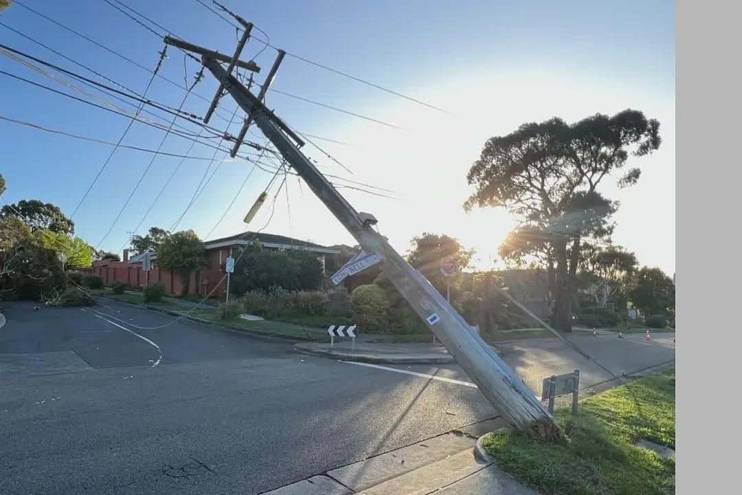 澳洲毁灭性灾难！有人死亡，学校关门，房子塌了！交通乱套，10多万家停电！华人纷纷惊魂...三大州出现极端天气...（组图） - 12