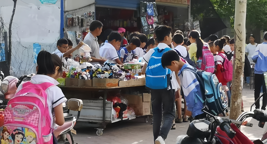 吸金百亿！小学生的“电子茅台”，越卖越野蛮（组图） - 1