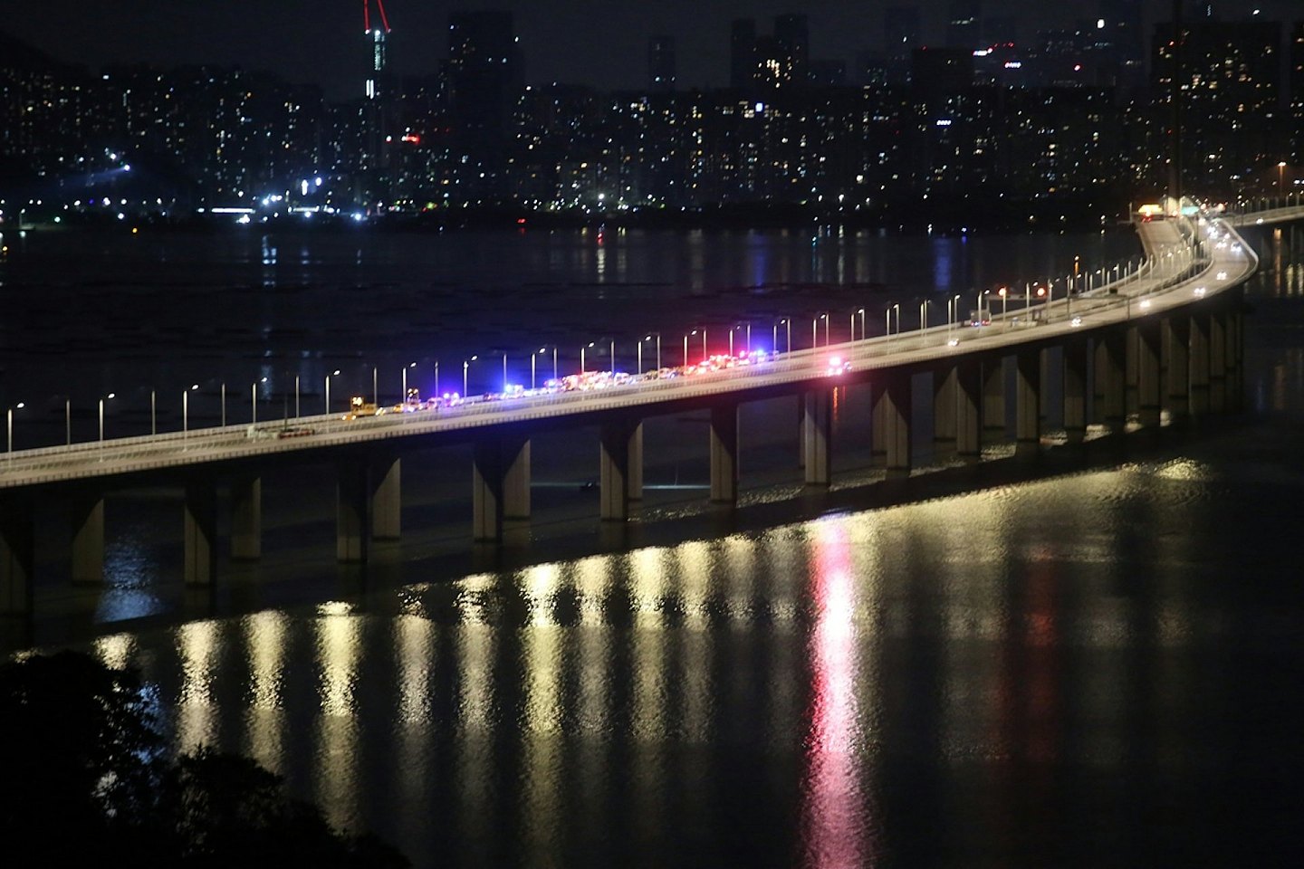 深圳湾大桥车冲落海！于水底寻获涉事车辆，司机被困昏迷送院不治（组图） - 9