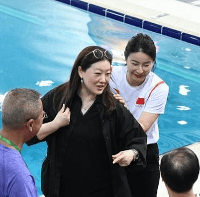 伏明霞郭晶晶同框，两代跳水皇后同嫁香港豪门，如今郭仍气质貌美伏却胖若两人（组图） - 3