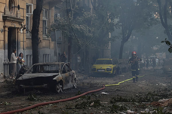 俄轰炸乌克兰历史古城至少7死！建筑失火、满街躺车辆残骸（组图） - 4