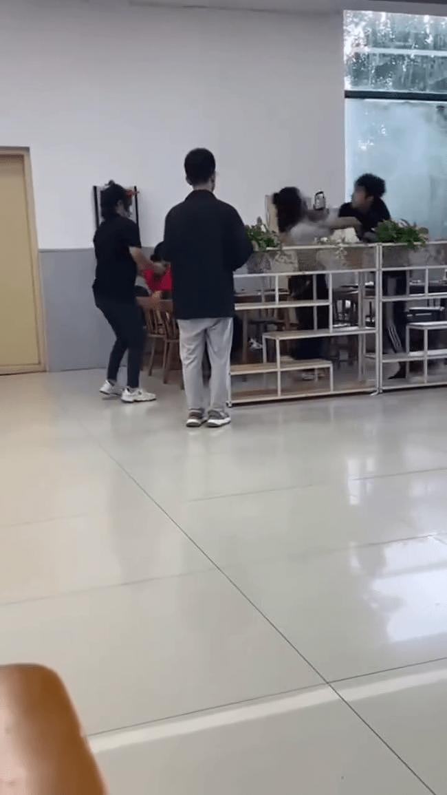 学生打架 师范大学男生连挥10拳击倒女生（组图） - 3