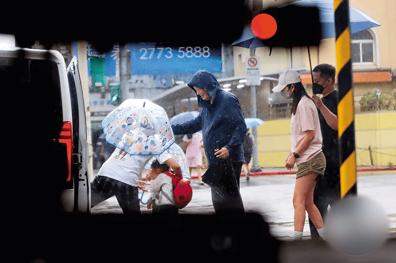 安以轩现身接子女，冒大雨抱儿子上车，当妈又当爹还被婆家人埋怨（组图） - 4