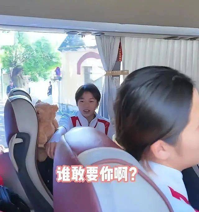 全红婵处于风口浪尖？嘲笑泳游冠军脸像鞋垫，还被男粉围堵到女厕狂拍吓哭（组图） - 9