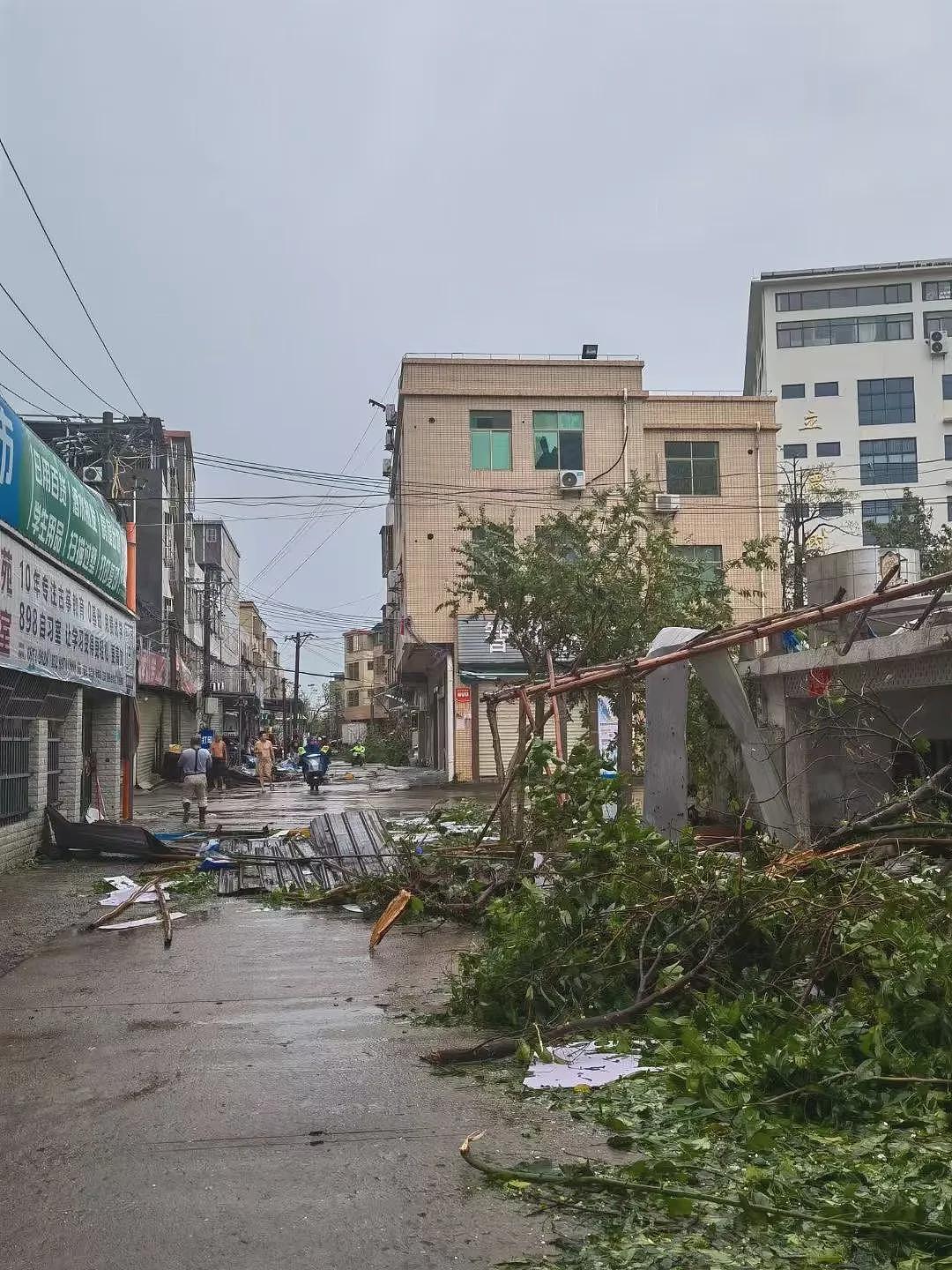 4500人滞留港口，机场航班全部取消！“摩羯”过境，中国沿海住宅区出现海水倒灌，网友：楼在晃…（组图） - 16