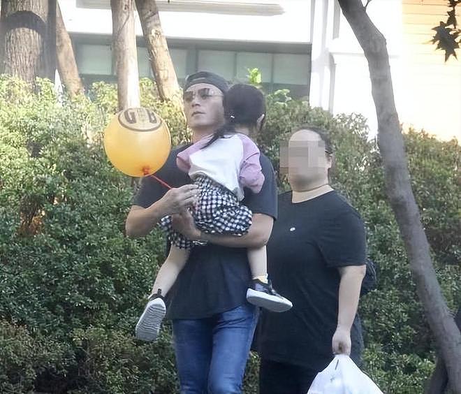 林心如抱7岁女儿一脸宠溺，和霍建华对女儿的教育同步进行（组图） - 13