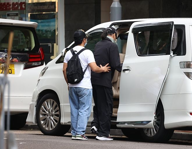 87岁谢贤消失2年现身街头找厕所，4名工人在旁，王菲上个月曾探望（组图） - 11