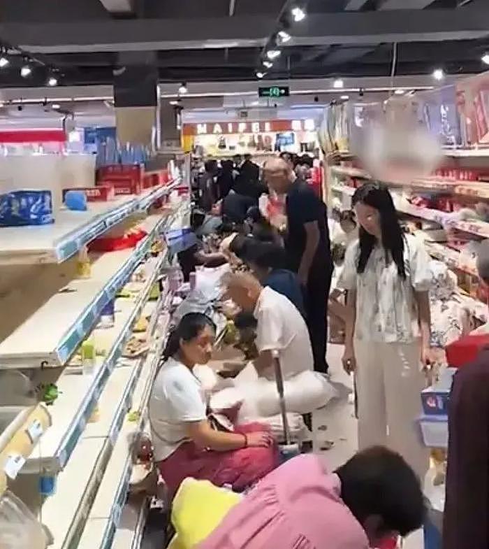 河南超市误传倒闭，当地民众涌就地抢食“霸王餐”（组图） - 2