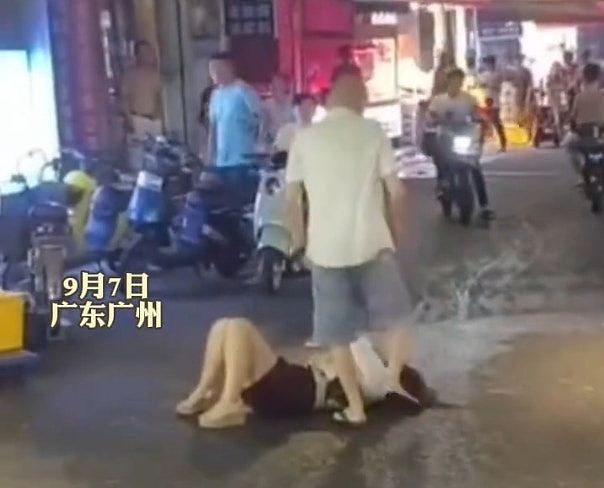 掌掴踢面拳击后脑，广州天河区半裸光头男酒后当街调戏殴打短裙女（组图） - 7