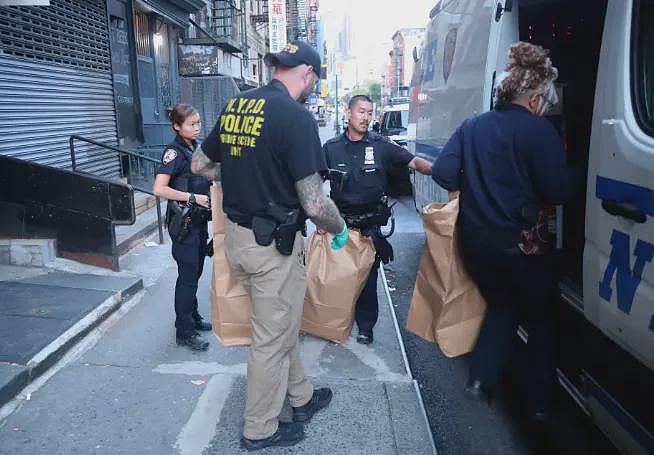 触目惊心！华女公寓走廊遭爆头惨死，丈夫儿子目睹崩溃！现场鲜血手印遍布（组图） - 17