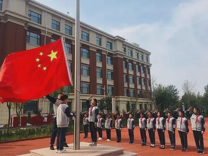 西班牙国际学校挂万国旗，唯独没有中国！家长：校长不喜欢中国人（组图） - 11